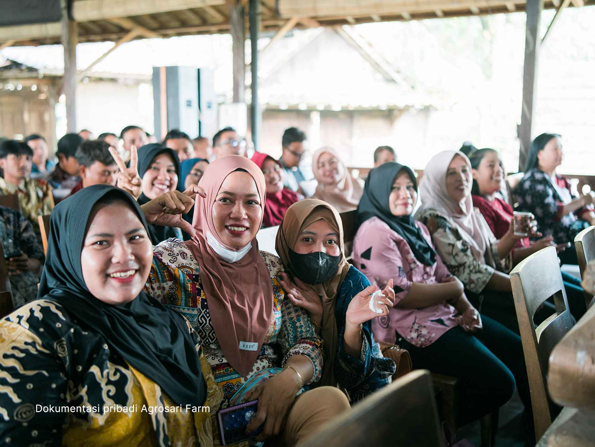 Karyawan Agrosari Farm menghadiri acara ulang tahun